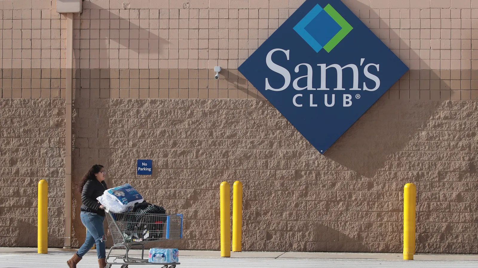 A shopper stocks up on merchandise at a Sam’s Club store on Jan. 12, 2018, in Streamwood, Ill. Sam’s Club was recently hit with a data breach lawsuit from a former employee, but the worker has since dropped the case.