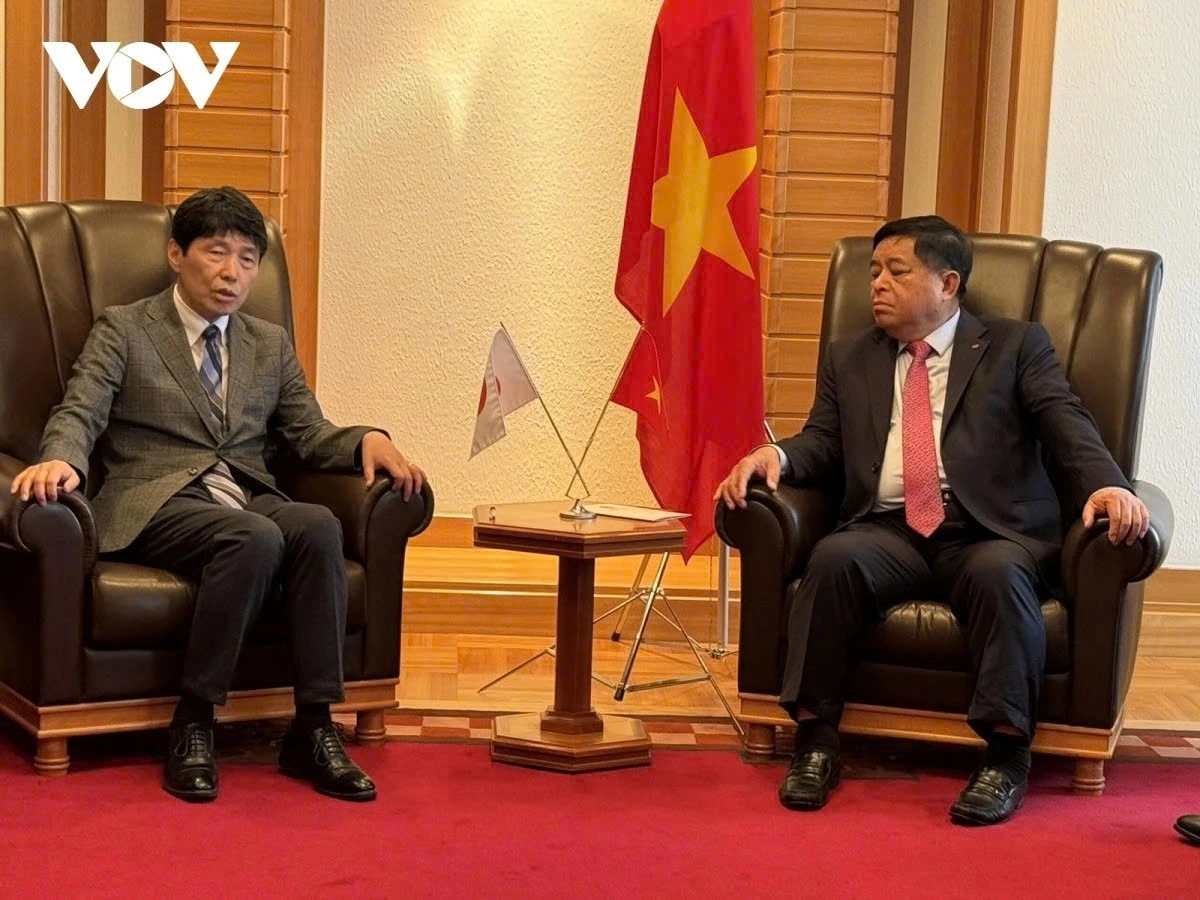 Vietnamese Deputy Prime Minister Nguyen Chi Dung meets with Japan's Gunma Governor Ichita Yamamoto in Tokyo on May 31