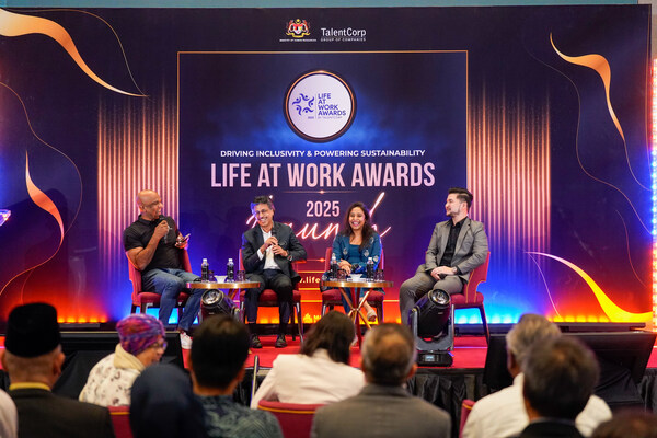 Fireside Chat session entitled “Balancing Productivity in a Tech Driven World” moderated by Datuk Jake Abdullah, TalentCorp 50 Fellow, Thomas Mathew, Group Chief Executive Officer TalentCorp, Adrita Datta, Head of Human Resources Malaysia & Singapore Cluster British American Tobacco and Wai Yu See Toh, Chief Executive Officer, Central Force International.